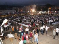 Tekkeköy'de 3 bin kişi her akşam iftar yapıyor