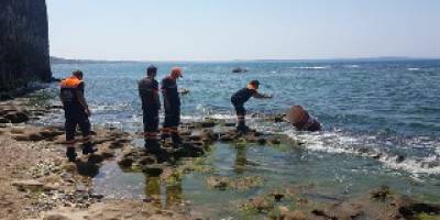 SİNOP’TA SAHİLE VURAN VARİL YETKİLİLERİ HAREKETE GEÇİRDİ