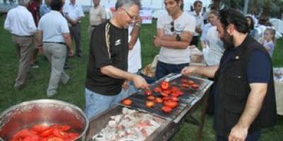 GAZETECİLERİN İFTARI FARKLI