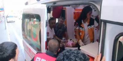 BABASIYLA YOLUN KARŞISINA GEÇERKEN OTOMOBİL ÇARPTI