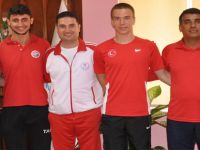 ADANA TOHM SPORCUSU TENEKEBÜKEN SIRIKLA ATLAMADA YILDIZ VE GENÇLERDE YENİ TÜRKİYE REKORU KIRDI