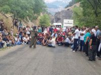 PKK’lılar yol kesip propaganda yaptı
