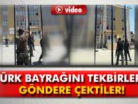 Özel harekat polisleri Türk bayrağını tekbirlerle göndere çekti