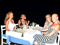 SAFİYE SOYMAN KIZIYLA TATİLDE