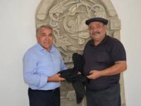 Bafra Kaymakamından  Köy Tv Program Yapımcısına Şalvar