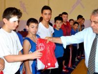 BAFRA KAYMAKAMI HALİS ARSLAN’DAN GÜREŞÇİLERE EŞOFMAN JESTİ