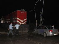 Samsun`da lokomotif otomobile çarptı
