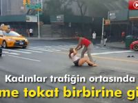 Kadınlar trafiğe aldırmadan kıyasıya kavga etti