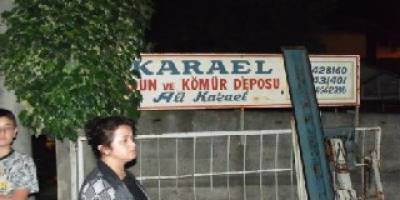 ODUN KAMYONUNDAN  DEVRİLEN ÇITALARIN ALTINDA KALDI