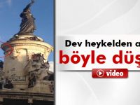 Dev heykelden aşağı böyle düştü!