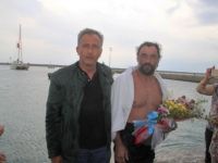 Şehitler İçin 14 Mil Kulaç Attı