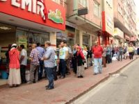 Kasaplar Önünde Kıyma Çektirme Kuyruğu