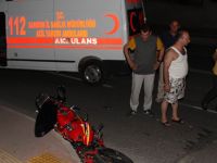 MOTOSİKLET OTOMOBİLE ÇARPTI: 2 YARALI