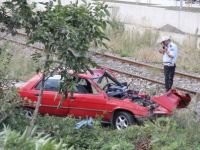 Otomobil Demir Yoluna Uçtu: 1 Yaralı