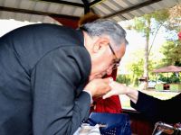 YAŞLILARIMIZ; BİZLERE GEÇMİŞİ ANLATAN, GEÇMİŞE IŞIK TUTANLARDIR