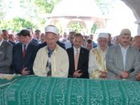 Eşinin cenaze namazını kıldırdı