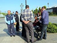 Zorla Çiçek Ve Doküman Satan 4 Kişiye Ceza