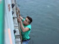 Irmak ortasında mahsur kaldı