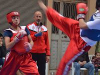 SOKAK ORTASINDA TAO VE SANDA