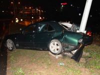 Kontrolü kaybeden sürücü direğe çarptı