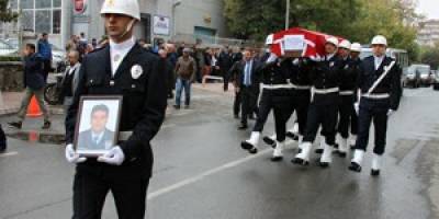 Ölen Polis için tören düzenlendi