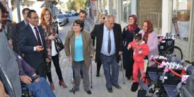 Yüksel SEZGİN’den Sakatlar Derneğine 6 Adet Tekerlekli Sandalye