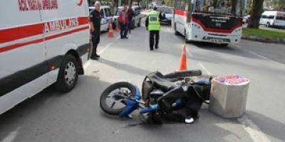 Motosikletli Kurye Yayaya Çarptı: 2 Yaralı