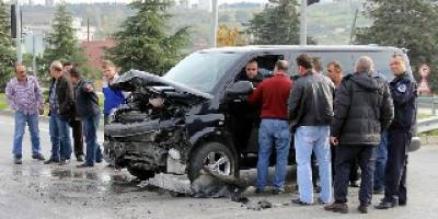 Minibüs Kamyonetle Çarpıştı: 4 Yaralı
