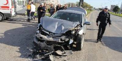 Gelin Arabası Polis Otobüsüyle Çarpıştı: 3 Yaralı