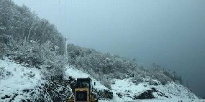 Kar yolları kapattı