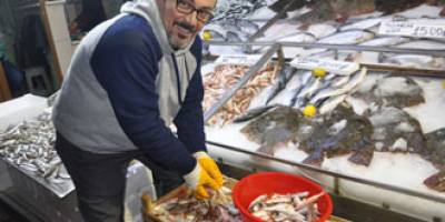 Sinop’ta balık tezgahları çeşit çeşit balıklarla doldu.