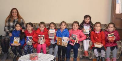 MİNİK ÖĞRENCİLERDEN KİTAP BAĞIŞI