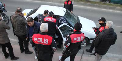 Polisten kaçmak isteyen arabadan neler çıktı!