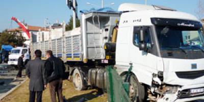 Traktör il tır çarpıştı: 3 yaralı