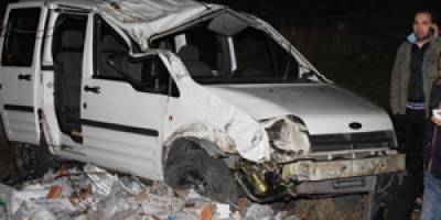 Kamyon şarampole yuvarlandı: 4 yaralı