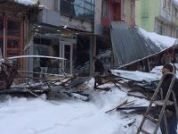 Pazar yerinde iş yerleri çöktü