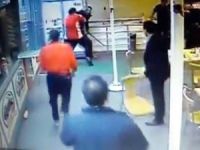 Garsona uçan tekmeli saldırı