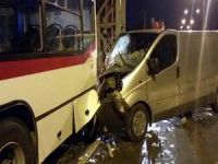Minibüs park halindeki otobüse çarptı