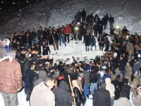 Minibüsü çığ yuttu