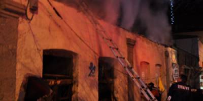 Metruk bina ateşe verildi