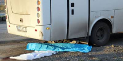 Geri geri gelen otobüsün altında kaldı