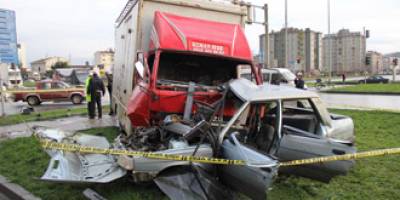 KAMYONETİN ÇARPTIĞI OTOMOBİL HURDAYA DÖNDÜ: 1 ÖLÜ, 3 YARALI