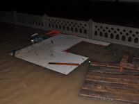 Ev ve işyerlerini su bastı