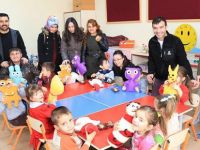 Dar gelirli ailelerin çocuklarına oyuncak hediyesi