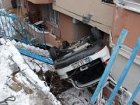 Otomobil bina boşluğuna düştü