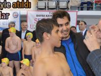 Sevgiyle kulaç attılar