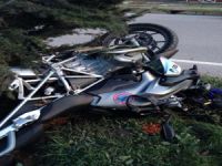 Motosikletli polis kazada yaralandı