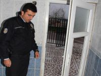 Cami tuvaletin kapısını kırdı