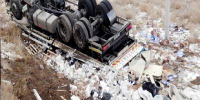 Devrilen kamyondan burnu kanamadan çıktı