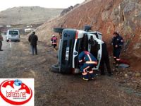 Minibüs devrildi : 2 kişi yaralandı